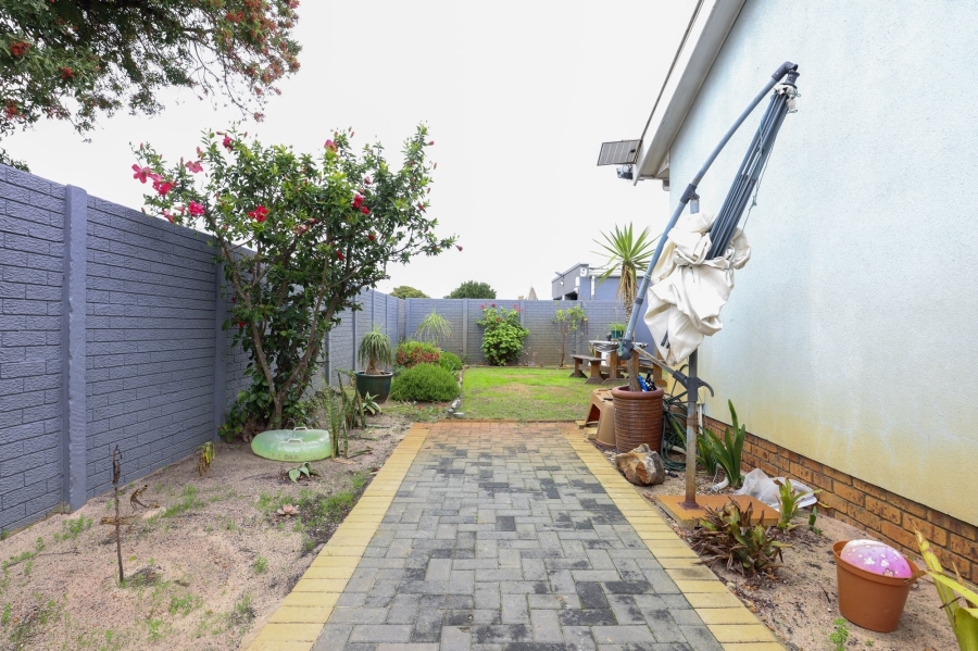To Let 4 Bedroom Property for Rent in Monte Vista Western Cape
